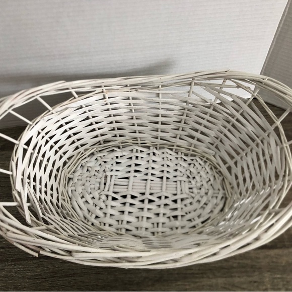 Vtg White Wicker Basket - Picture 4 of 13